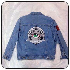 Wrangler Men’s Light Blue Denim Jacket with Esoteric Embroidered Patches & Pins